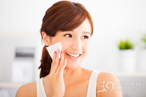 使用化妆棉护肤 需先擦后拍